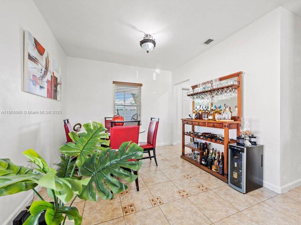 Под контрактом: $489,900 (3 спален, 1 ванн, 975 Квадратных фут)