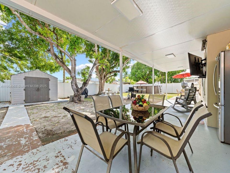 Под контрактом: $489,900 (3 спален, 1 ванн, 975 Квадратных фут)