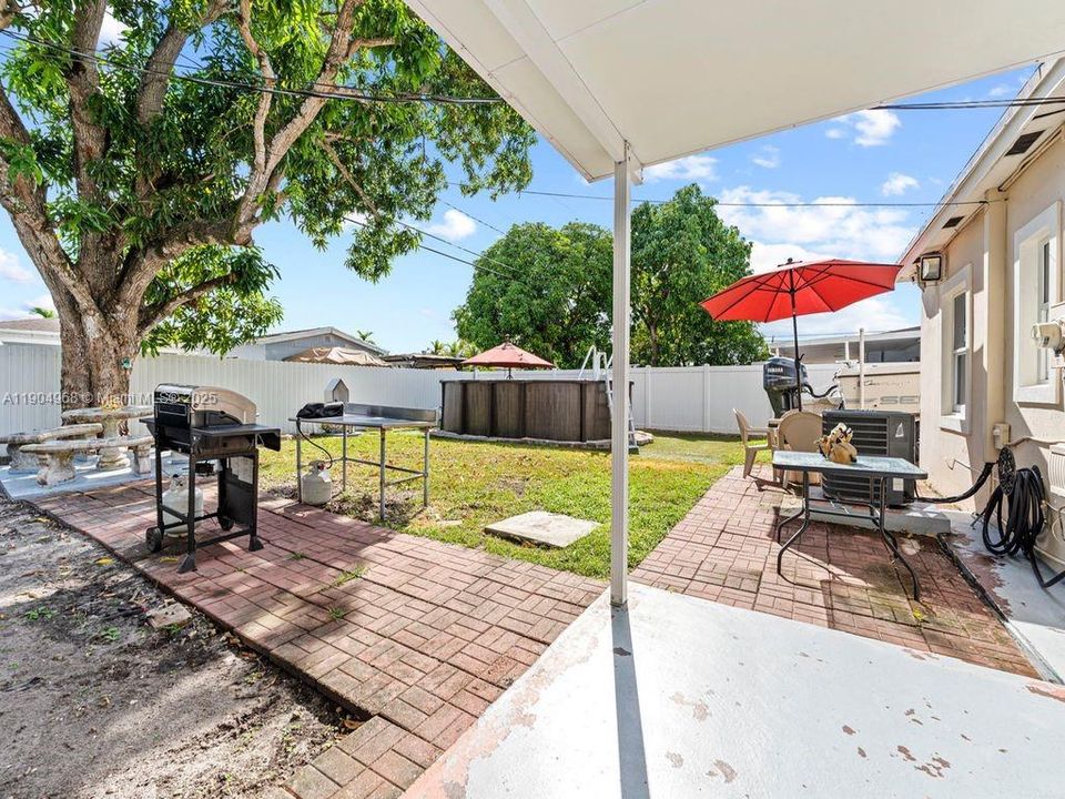 Под контрактом: $489,900 (3 спален, 1 ванн, 975 Квадратных фут)