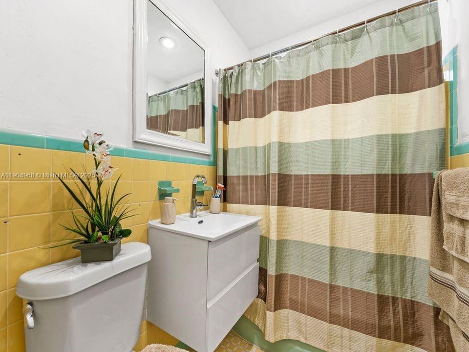 Под контрактом: $489,900 (3 спален, 1 ванн, 975 Квадратных фут)