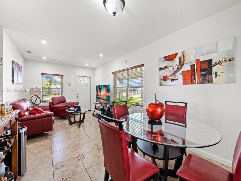 Под контрактом: $489,900 (3 спален, 1 ванн, 975 Квадратных фут)