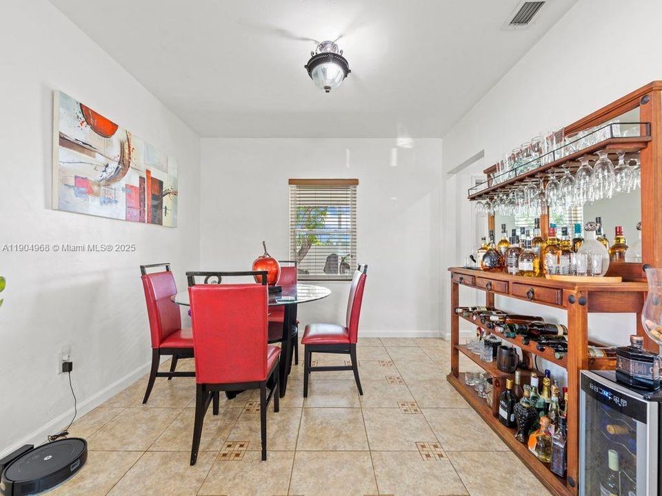 Под контрактом: $489,900 (3 спален, 1 ванн, 975 Квадратных фут)