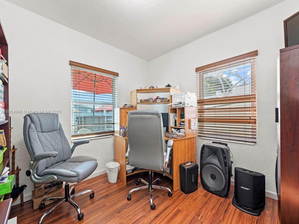 Под контрактом: $489,900 (3 спален, 1 ванн, 975 Квадратных фут)