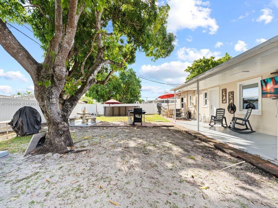 Под контрактом: $489,900 (3 спален, 1 ванн, 975 Квадратных фут)