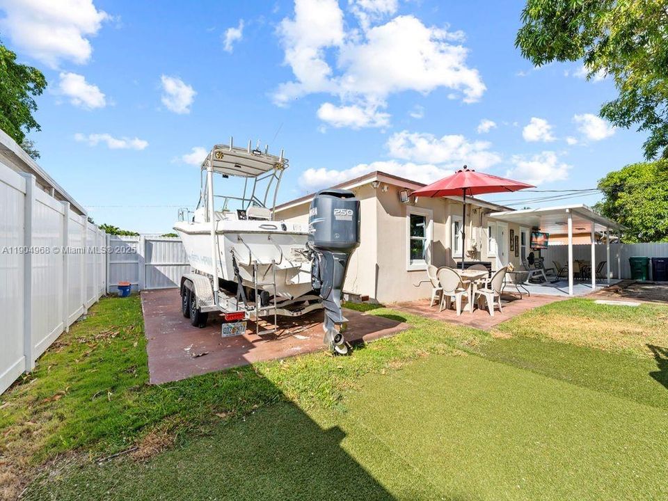 Под контрактом: $489,900 (3 спален, 1 ванн, 975 Квадратных фут)