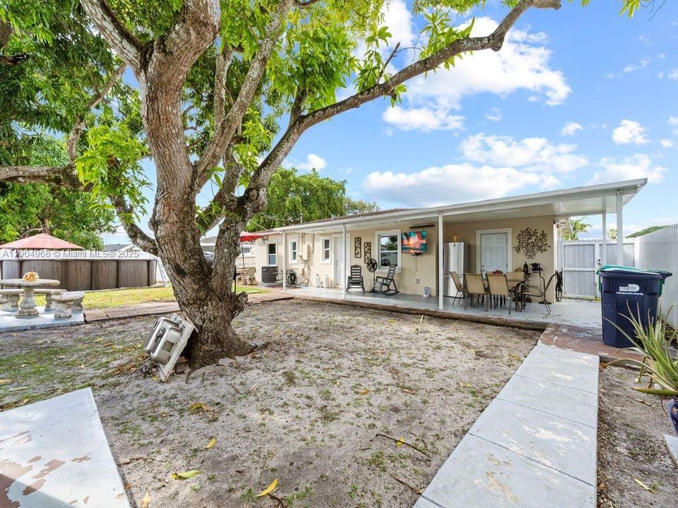 Под контрактом: $489,900 (3 спален, 1 ванн, 975 Квадратных фут)