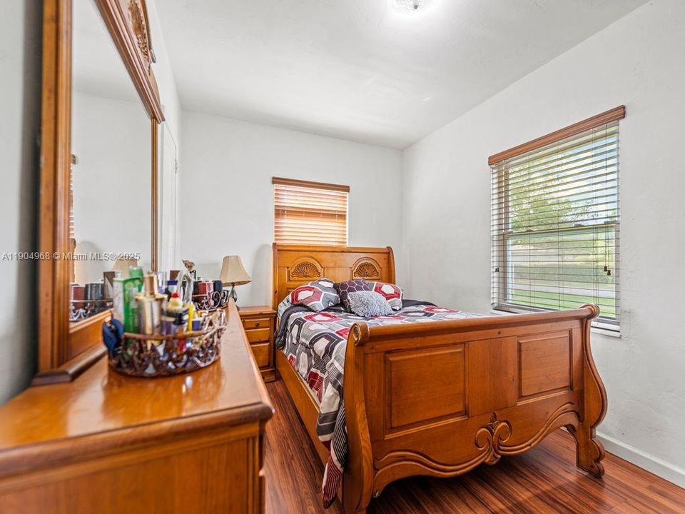 Под контрактом: $489,900 (3 спален, 1 ванн, 975 Квадратных фут)