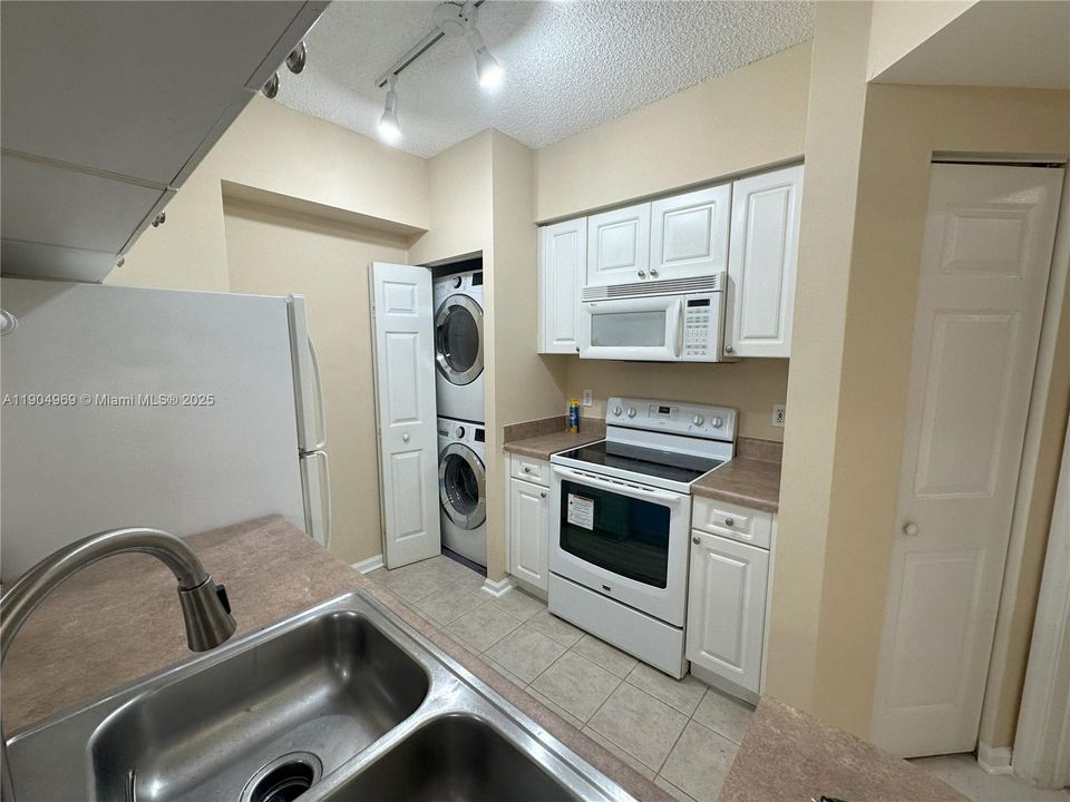 For Rent: $2,390 (1 beds, 1 baths, 673 Square Feet)