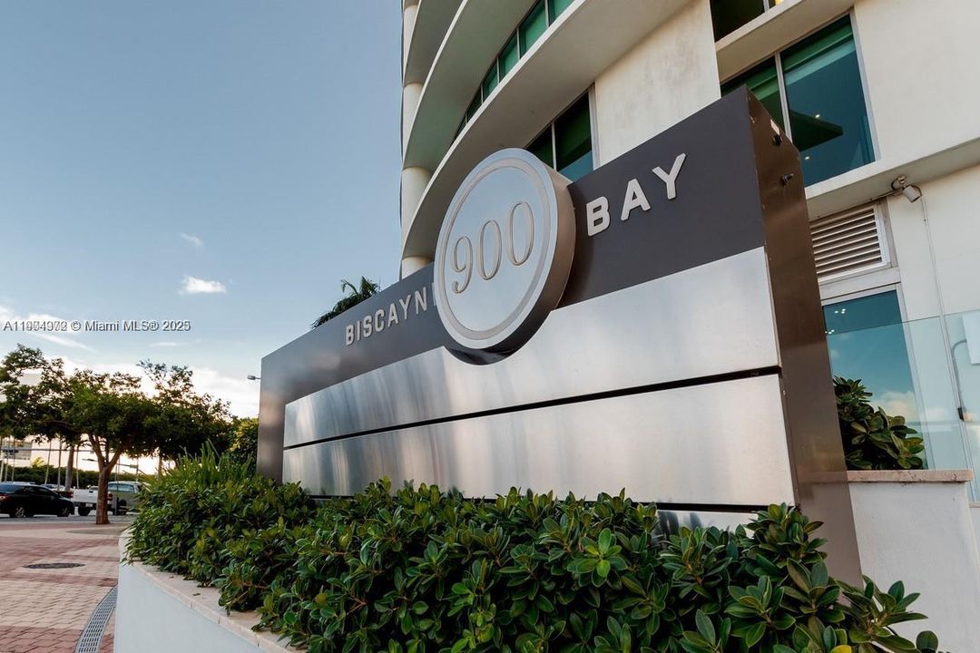 For Rent: $5,700 (2 beds, 2 baths, 1237 Square Feet)