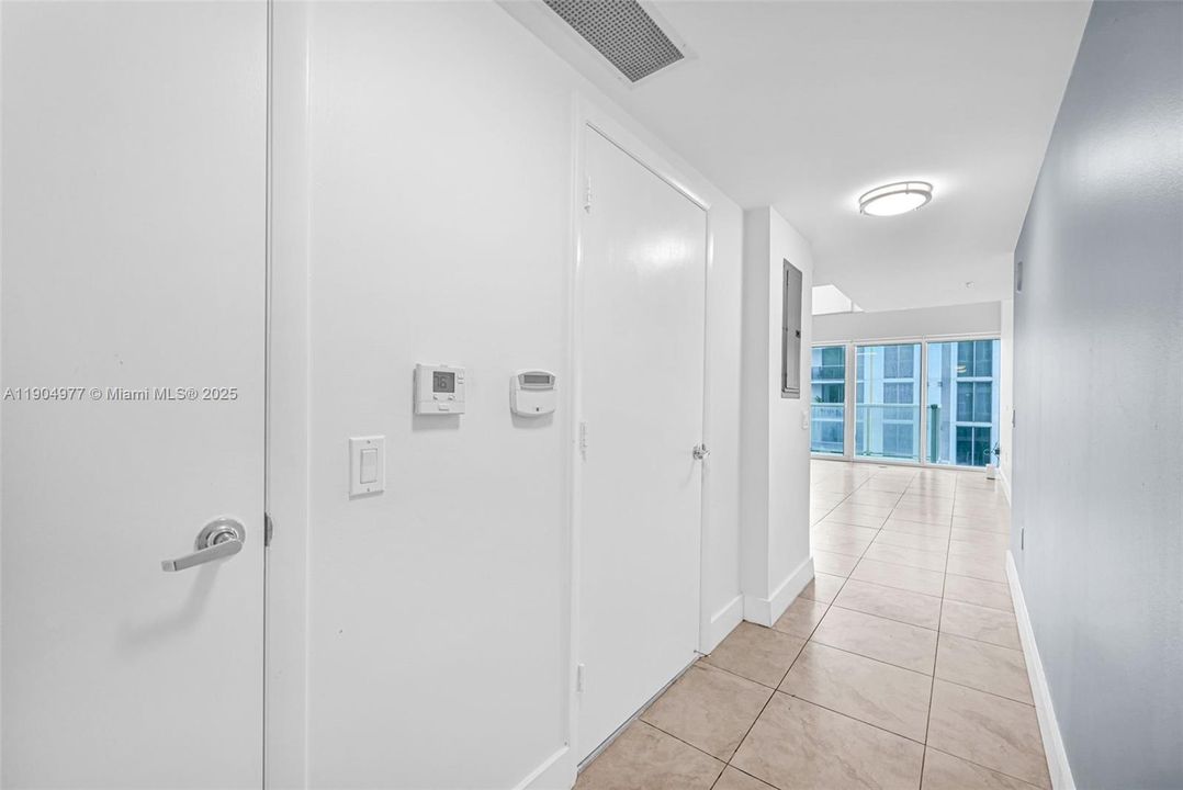 Recently Rented: $2,700 (1 beds, 1 baths, 987 Square Feet)