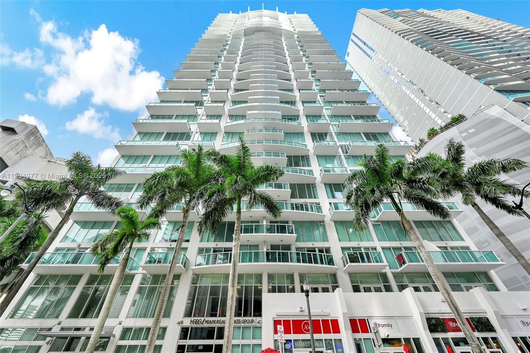 Recently Rented: $2,700 (1 beds, 1 baths, 987 Square Feet)