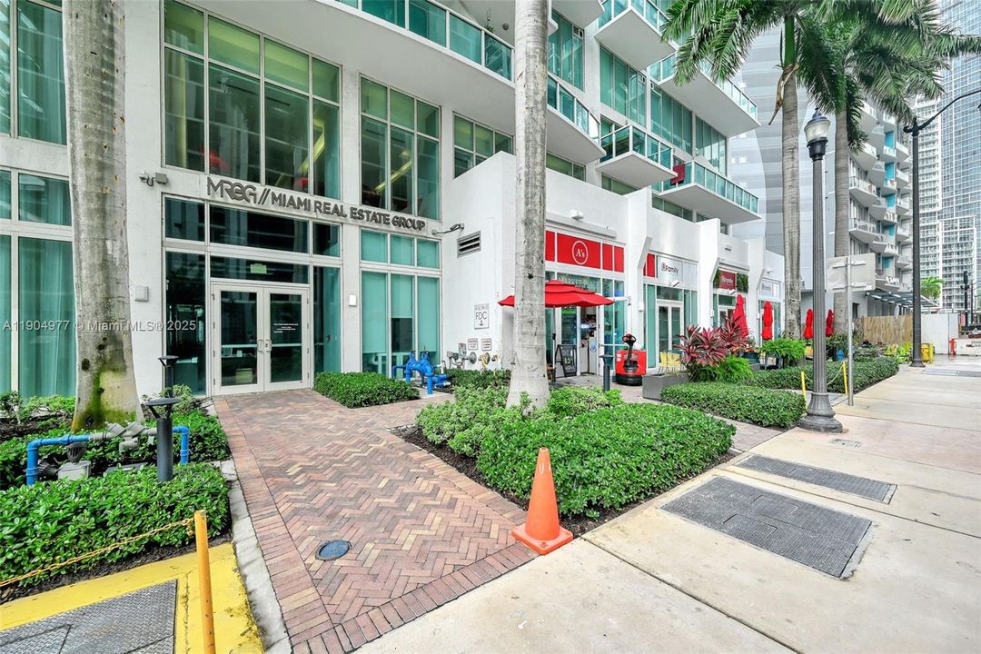 Recently Rented: $2,700 (1 beds, 1 baths, 987 Square Feet)