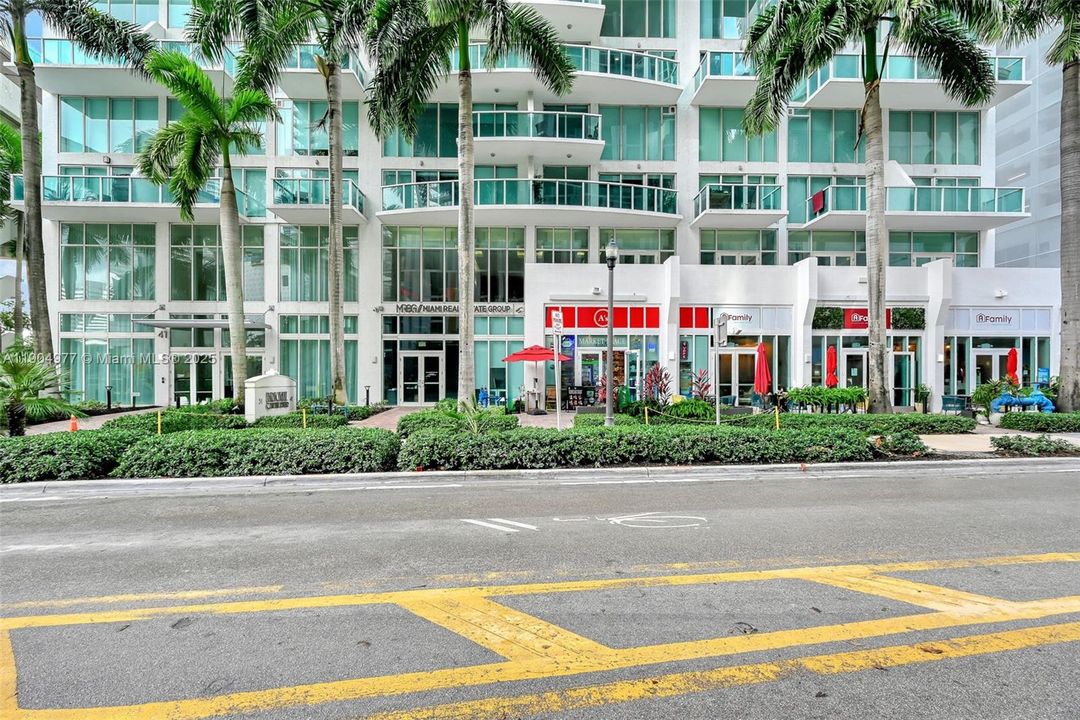 Recently Rented: $2,700 (1 beds, 1 baths, 987 Square Feet)