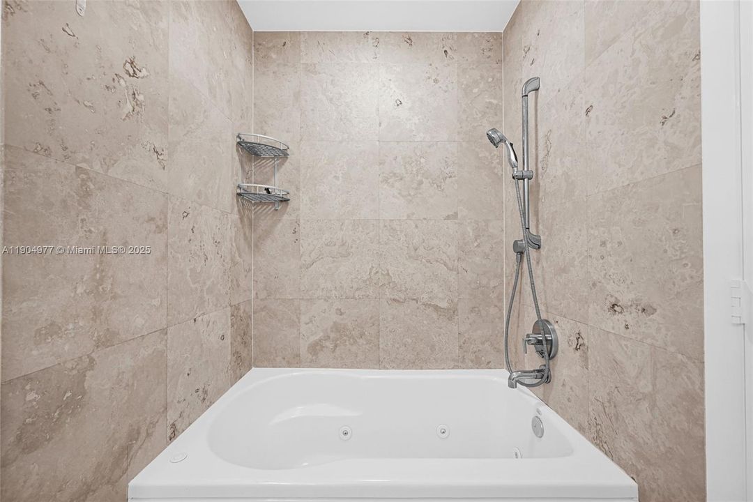 Recently Rented: $2,700 (1 beds, 1 baths, 987 Square Feet)