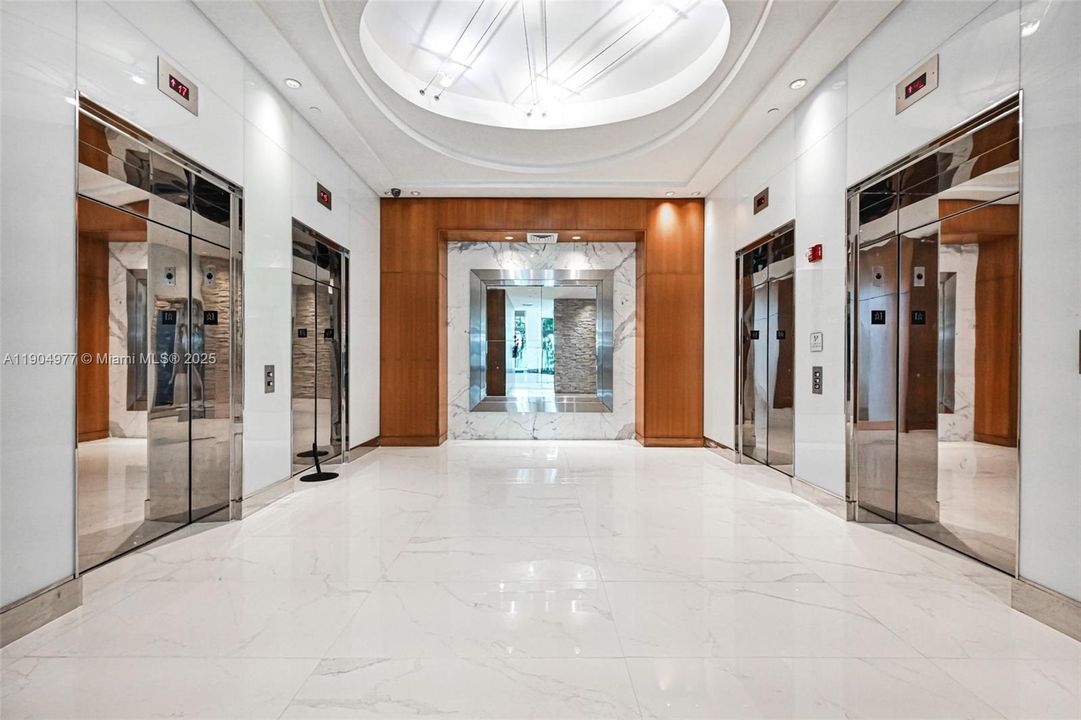 Recently Rented: $2,700 (1 beds, 1 baths, 987 Square Feet)