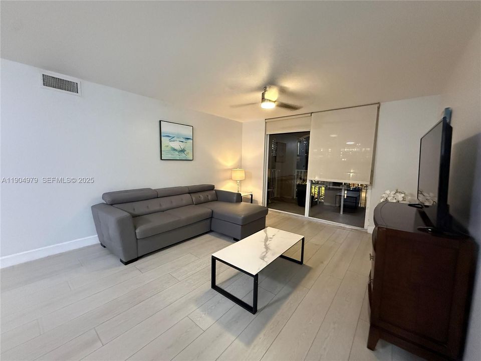 For Rent: $2,750 (2 beds, 2 baths, 1180 Square Feet)