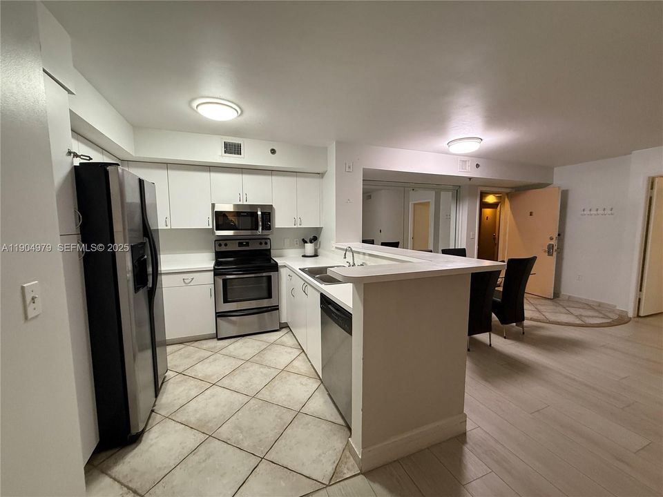 For Rent: $2,750 (2 beds, 2 baths, 1180 Square Feet)