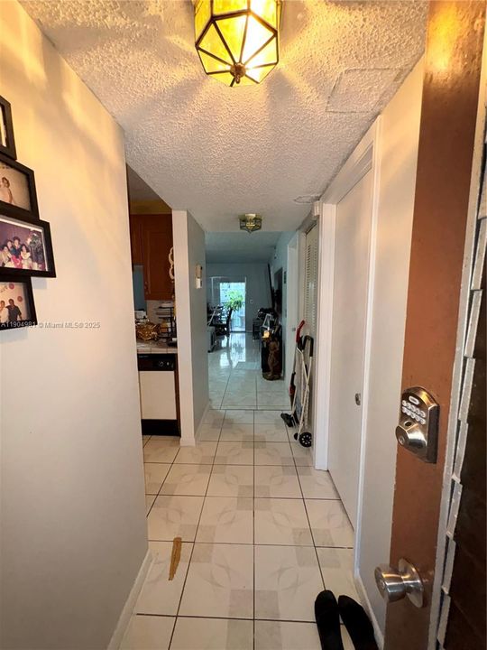 For Sale: $199,000 (2 beds, 1 baths, 1020 Square Feet)