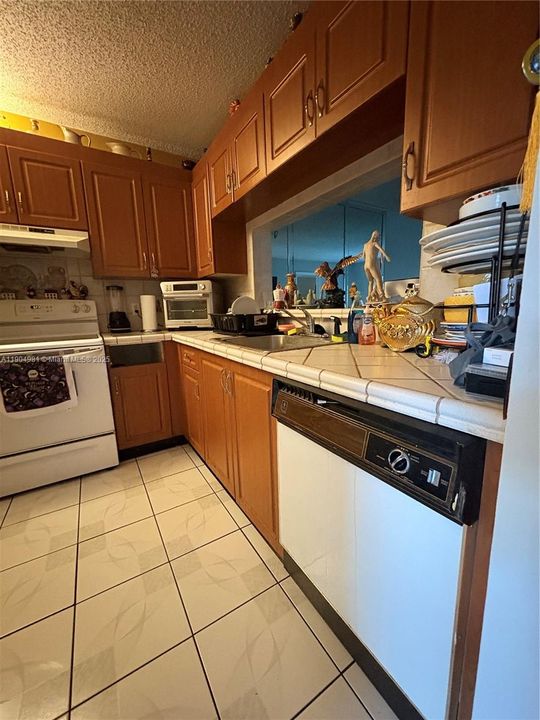 For Sale: $199,000 (2 beds, 1 baths, 1020 Square Feet)