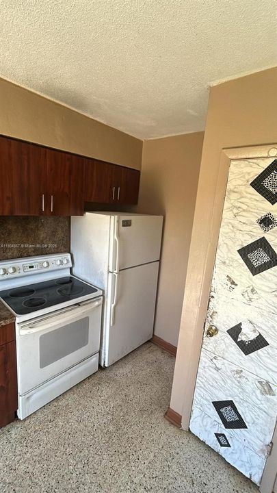 Active With Contract: $2,000 (2 beds, 1 baths, 786 Square Feet)