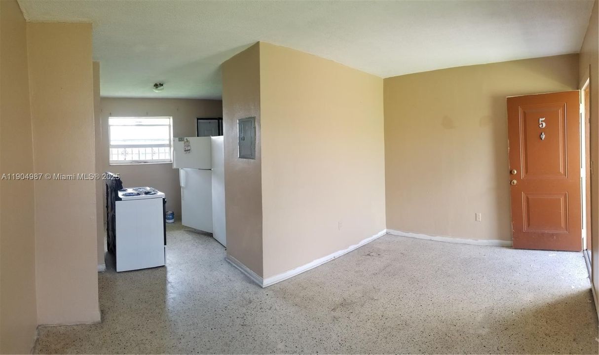 Active With Contract: $2,000 (2 beds, 1 baths, 786 Square Feet)