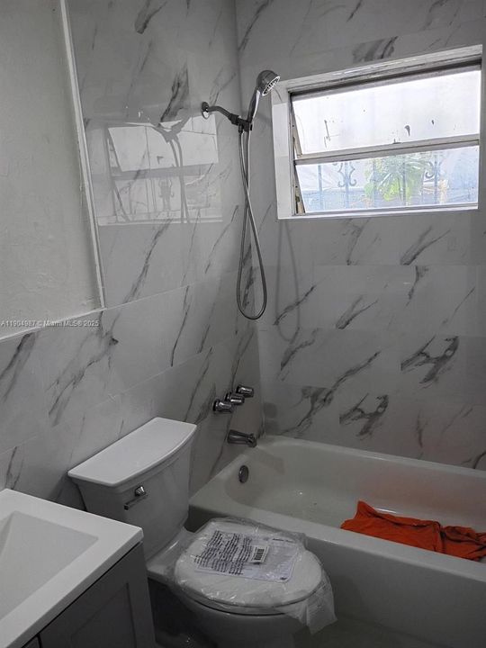 Active With Contract: $2,000 (2 beds, 1 baths, 786 Square Feet)