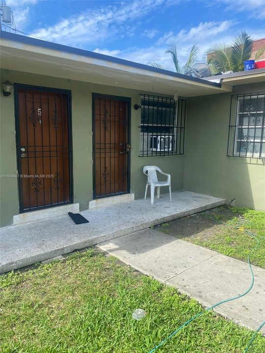 Active With Contract: $2,000 (2 beds, 1 baths, 786 Square Feet)