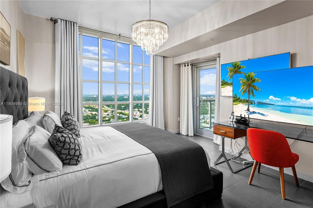 For Sale: $735,000 (2 beds, 2 baths, 1181 Square Feet)