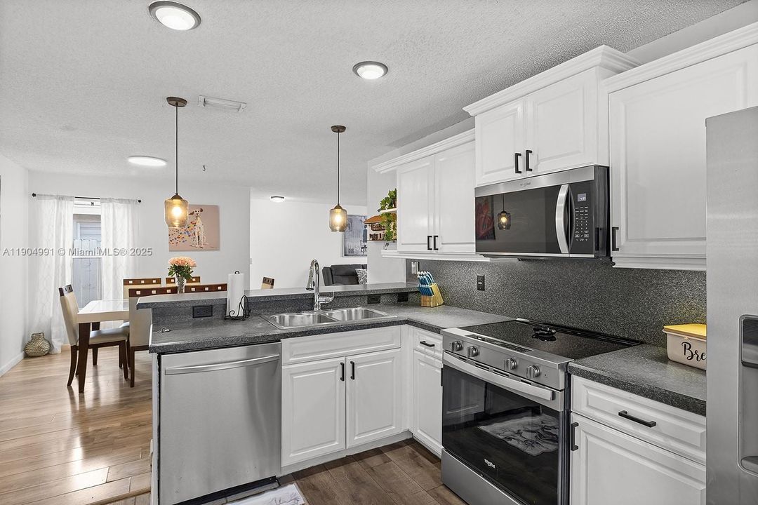 На продажу: $535,000 (3 спален, 2 ванн, 1221 Квадратных фут)