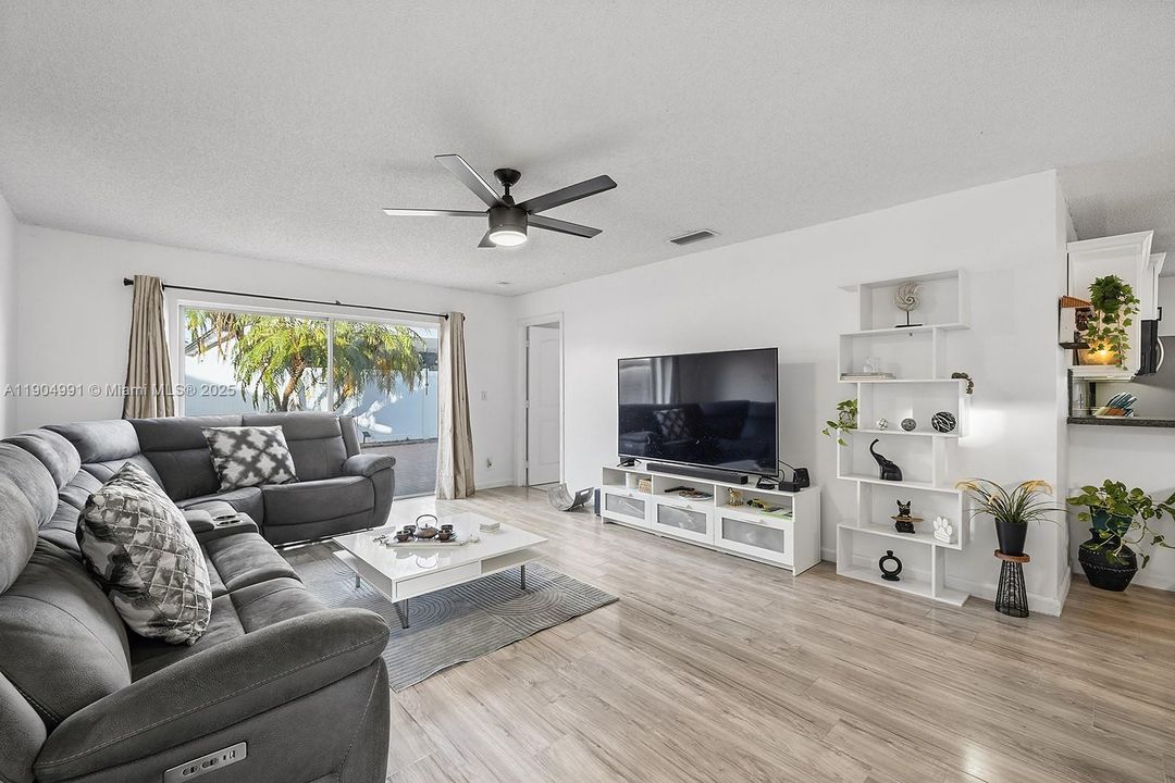 На продажу: $535,000 (3 спален, 2 ванн, 1221 Квадратных фут)