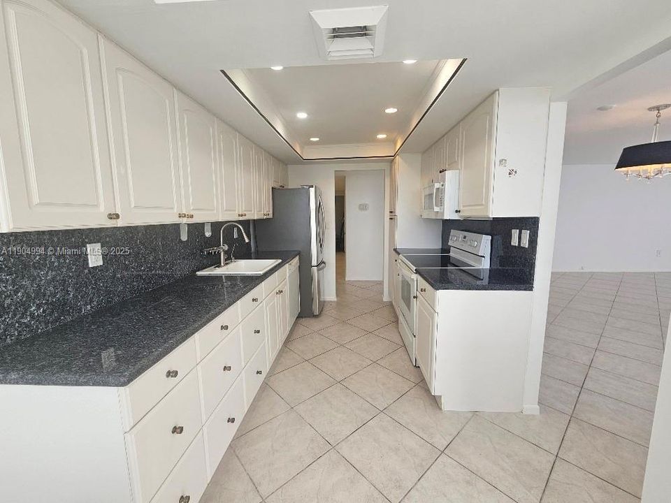 待售: $375,000 (2 贝兹, 2 浴室, 1605 平方英尺)