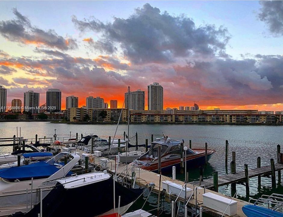 待售: $375,000 (2 贝兹, 2 浴室, 1605 平方英尺)