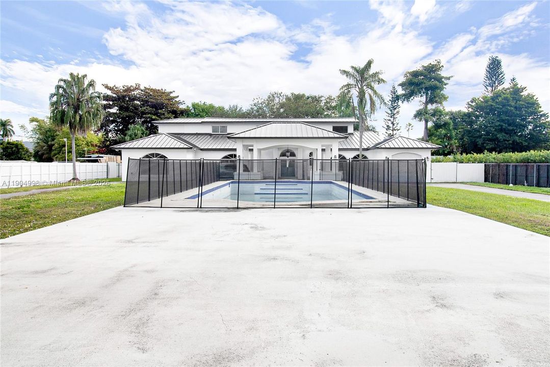 For Sale: $3,750,000 (4 beds, 4 baths, 5471 Square Feet)