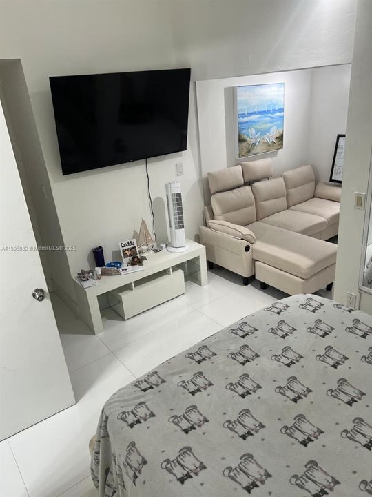 For Rent: $1,800 (1 beds, 1 baths, 2265 Square Feet)