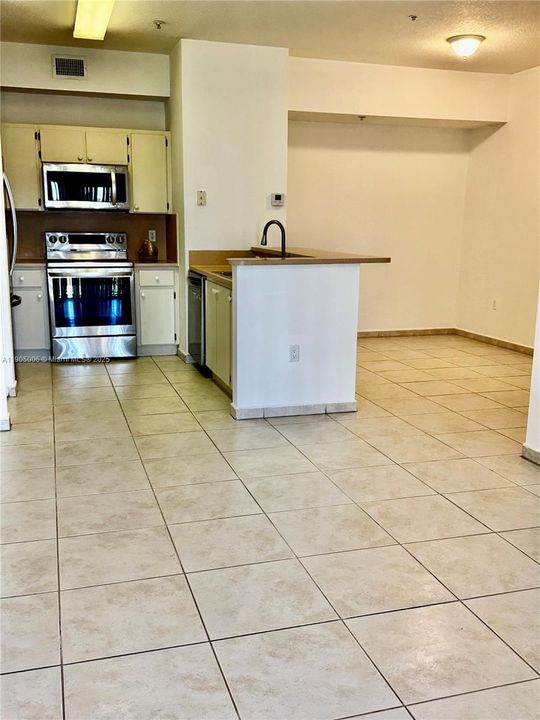 For Rent: $2,300 (2 beds, 2 baths, 910 Square Feet)