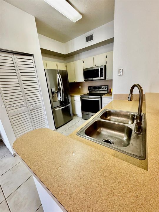 For Rent: $2,300 (2 beds, 2 baths, 910 Square Feet)