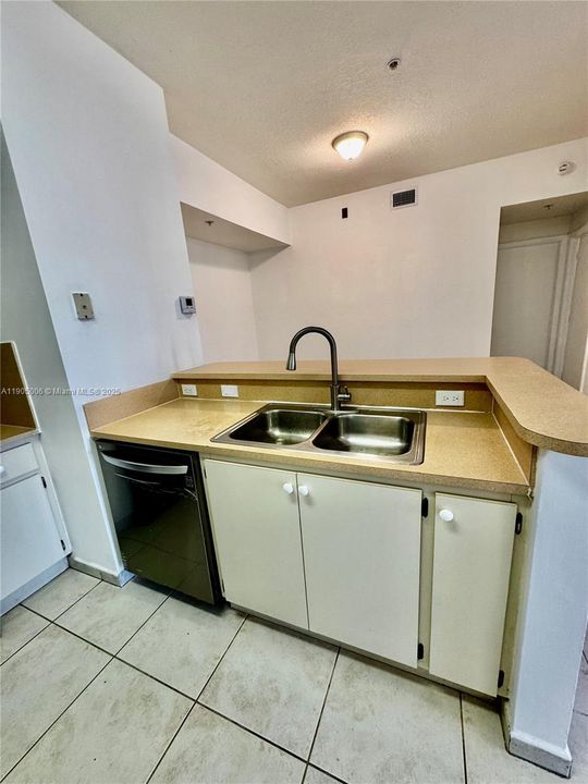 For Rent: $2,300 (2 beds, 2 baths, 910 Square Feet)