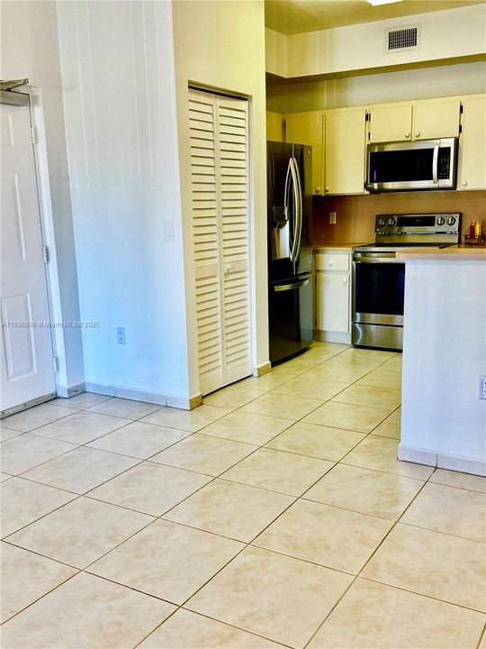 For Rent: $2,300 (2 beds, 2 baths, 910 Square Feet)