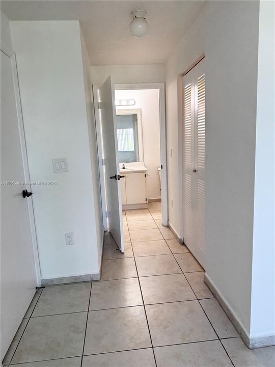 For Rent: $2,300 (2 beds, 2 baths, 910 Square Feet)