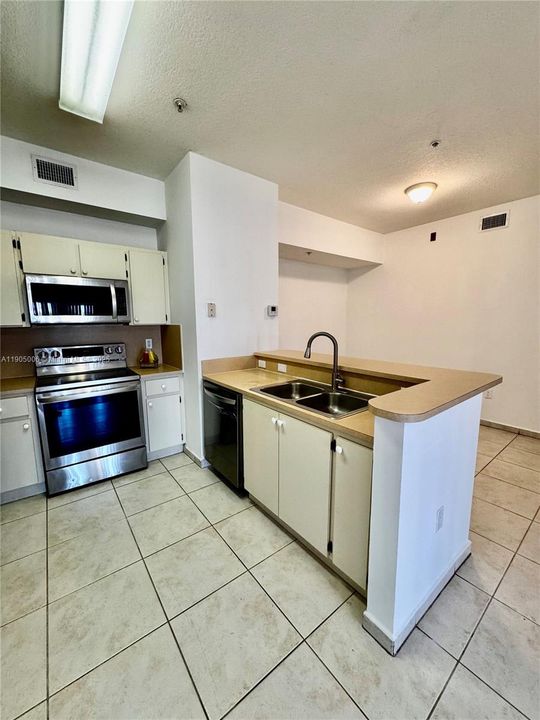 For Rent: $2,300 (2 beds, 2 baths, 910 Square Feet)