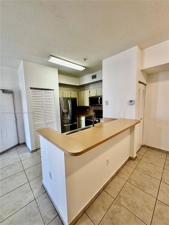 For Rent: $2,300 (2 beds, 2 baths, 910 Square Feet)
