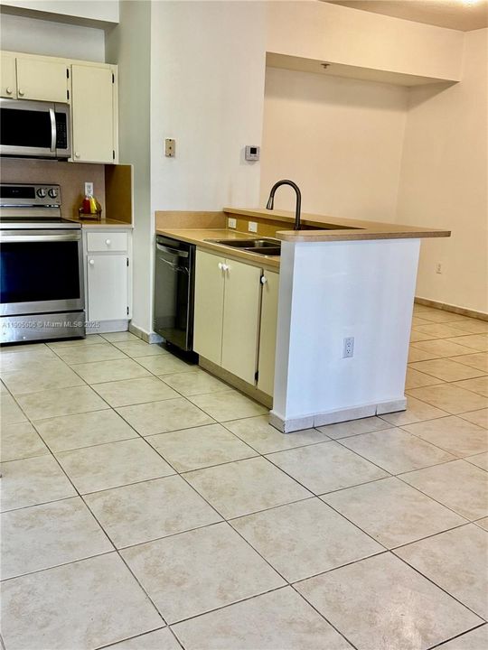 For Rent: $2,300 (2 beds, 2 baths, 910 Square Feet)