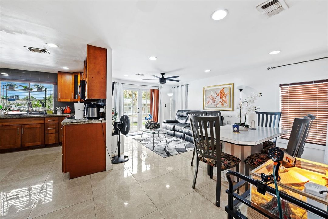 待售: $290,000 (3 贝兹, 2 浴室, 1056 平方英尺)