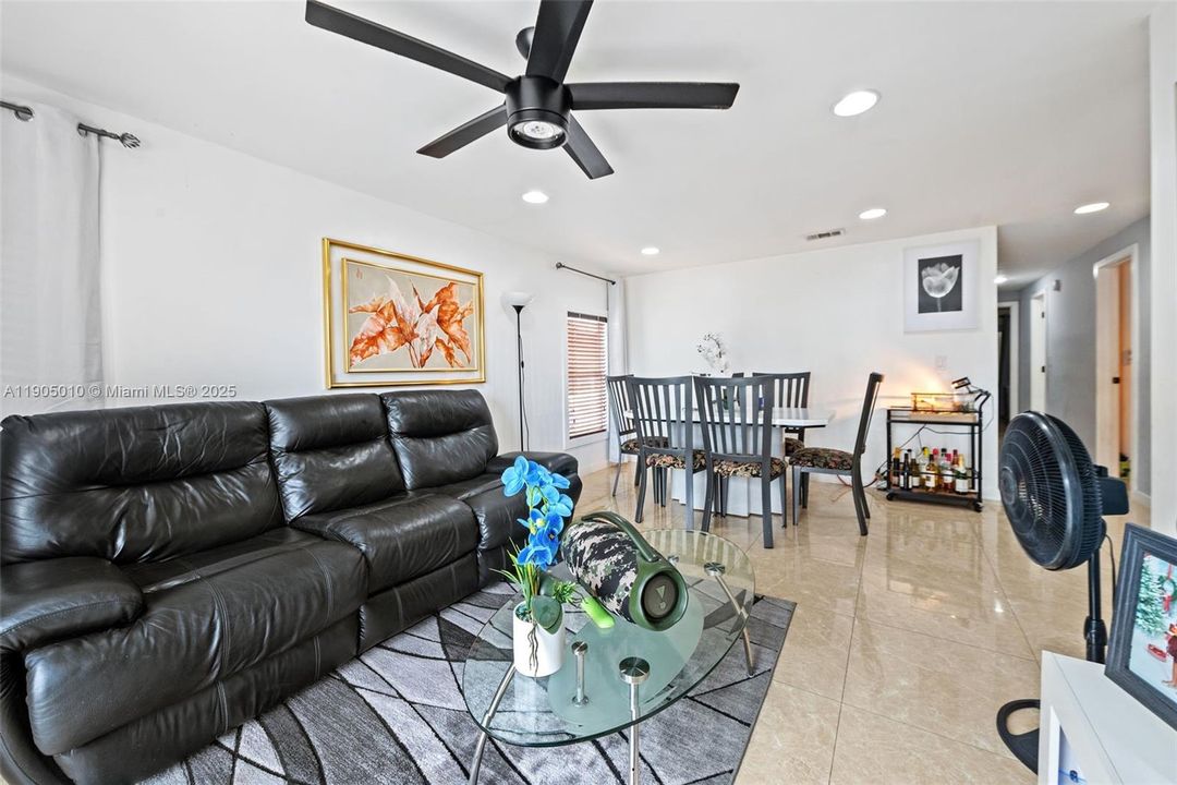 待售: $290,000 (3 贝兹, 2 浴室, 1056 平方英尺)