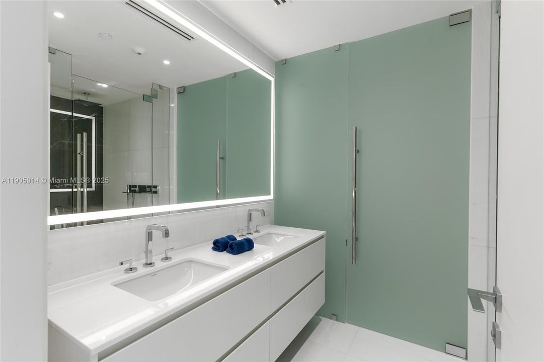 合同活跃: $13,500 (2 贝兹, 3 浴室, 0 平方英尺)