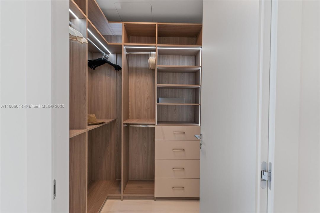 合同活跃: $13,500 (2 贝兹, 3 浴室, 0 平方英尺)