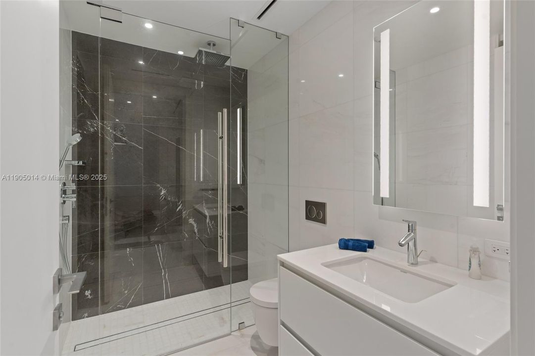 合同活跃: $13,500 (2 贝兹, 3 浴室, 0 平方英尺)