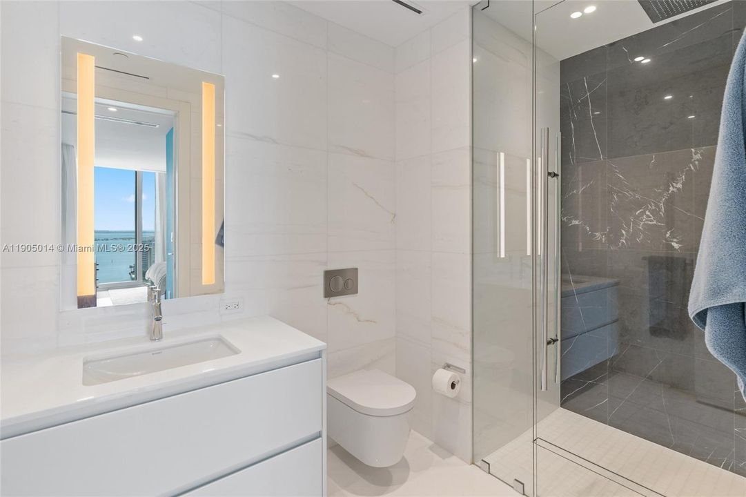 合同活跃: $13,500 (2 贝兹, 3 浴室, 0 平方英尺)