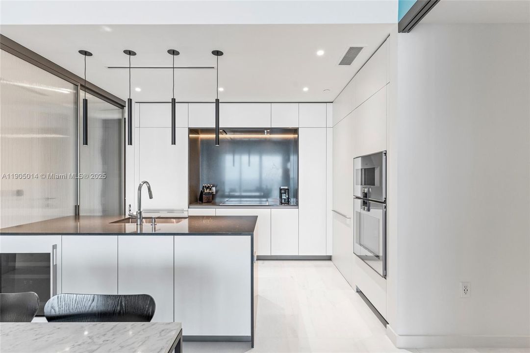 合同活跃: $13,500 (2 贝兹, 3 浴室, 0 平方英尺)