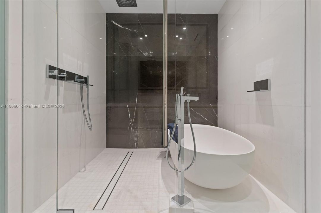 合同活跃: $13,500 (2 贝兹, 3 浴室, 0 平方英尺)